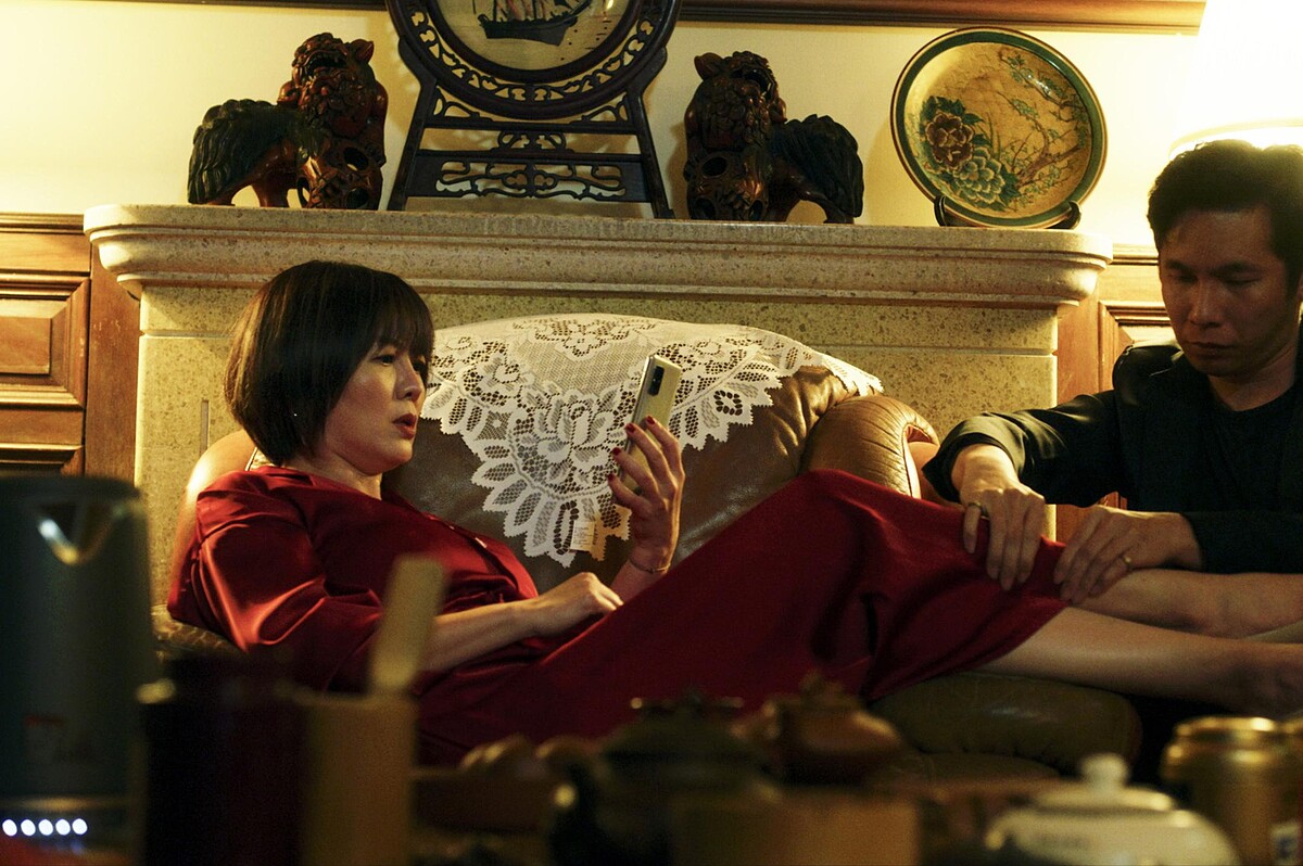 《地獄里長》苗可麗（左）飾演議長夫人，角色性格強勢，將再現「連珠炮」的罵功演技