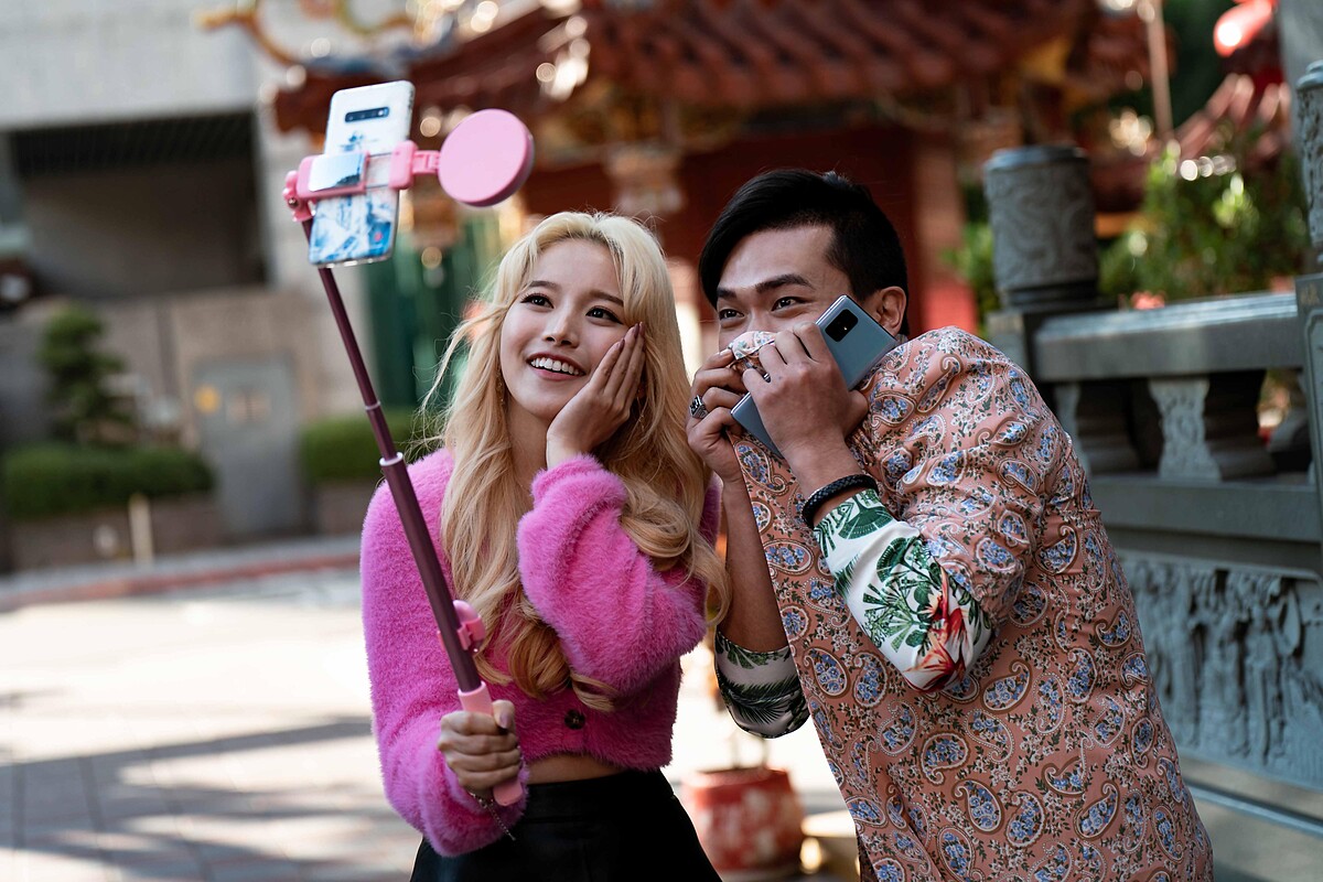 《地獄里長》蔡瑞雪（左）演出網路直播主，到宮廟開直播衝人氣，楊傑宇（右）是忠實粉絲《地獄里長》蔡瑞雪飾演人氣網路直播主「劉姍姍」