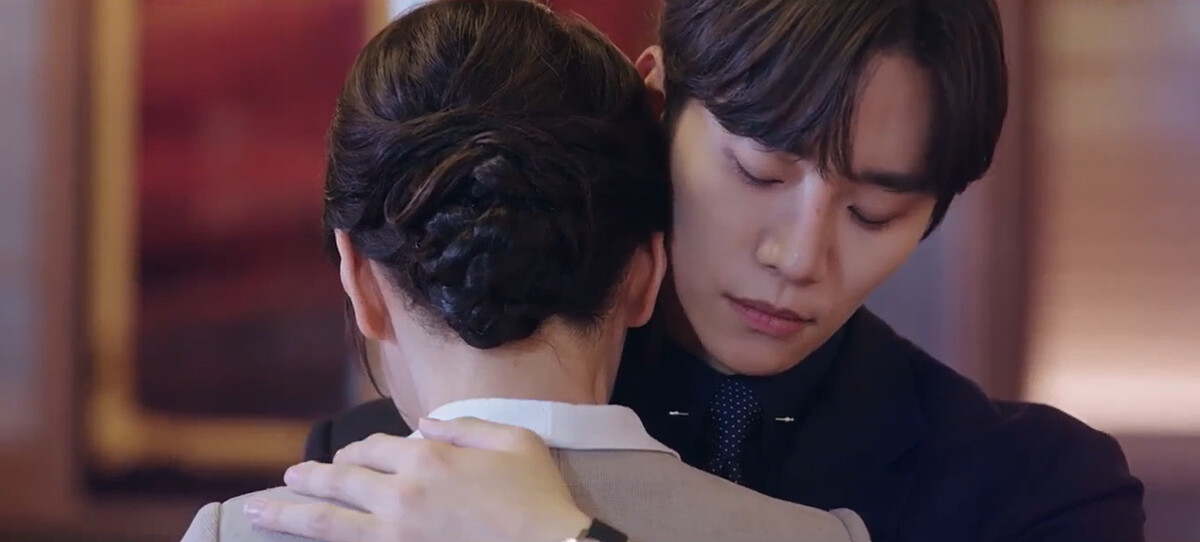 本部長抱著母親，對母親的愛，一切盡在不言中，演技逼哭螢幕前網友