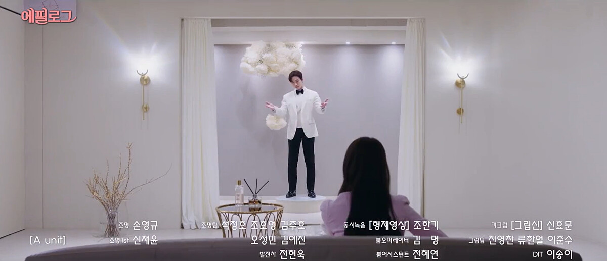 本部長試衣之後，被要求「轉一圈看看」