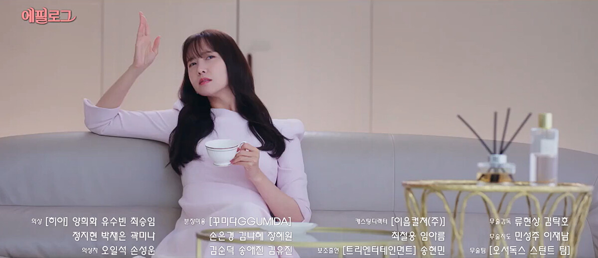 嗣朗好整以暇坐在婚紗試衣間外喊著「下一套」