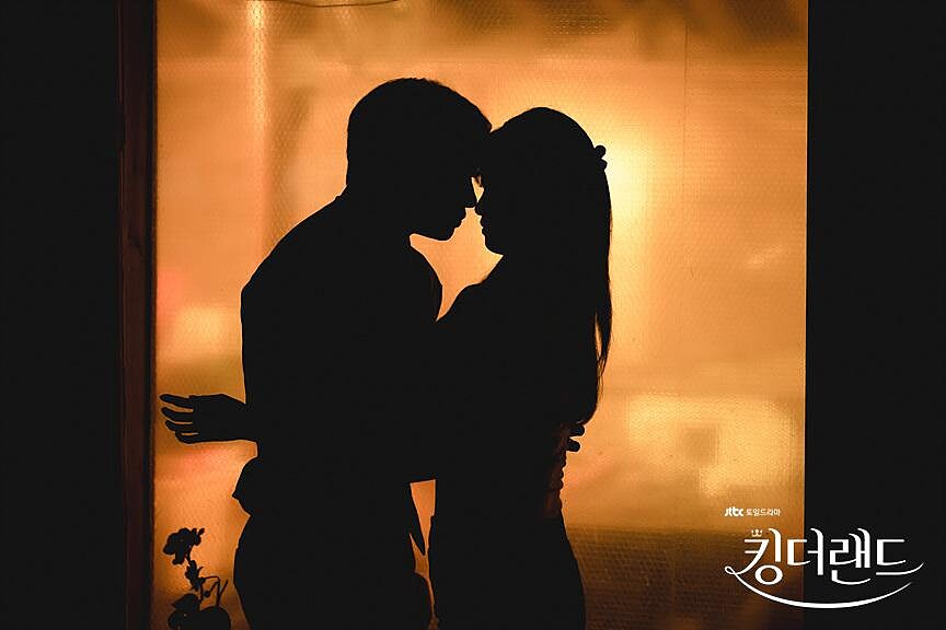 在奶奶家停電的剪影吻