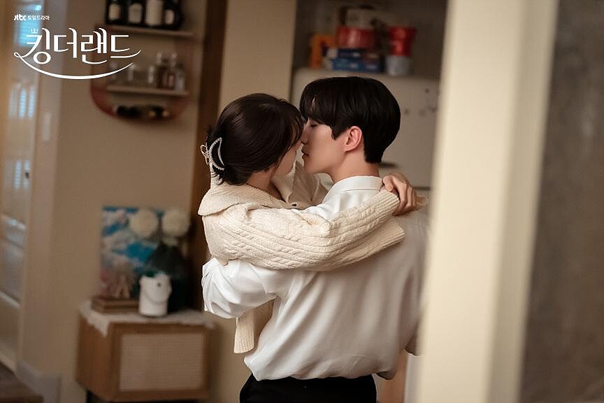 在家裡公主抱邊走邊吻