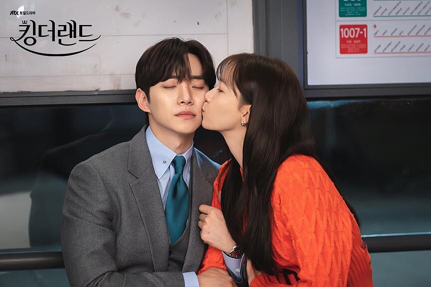 在公車展充電吻