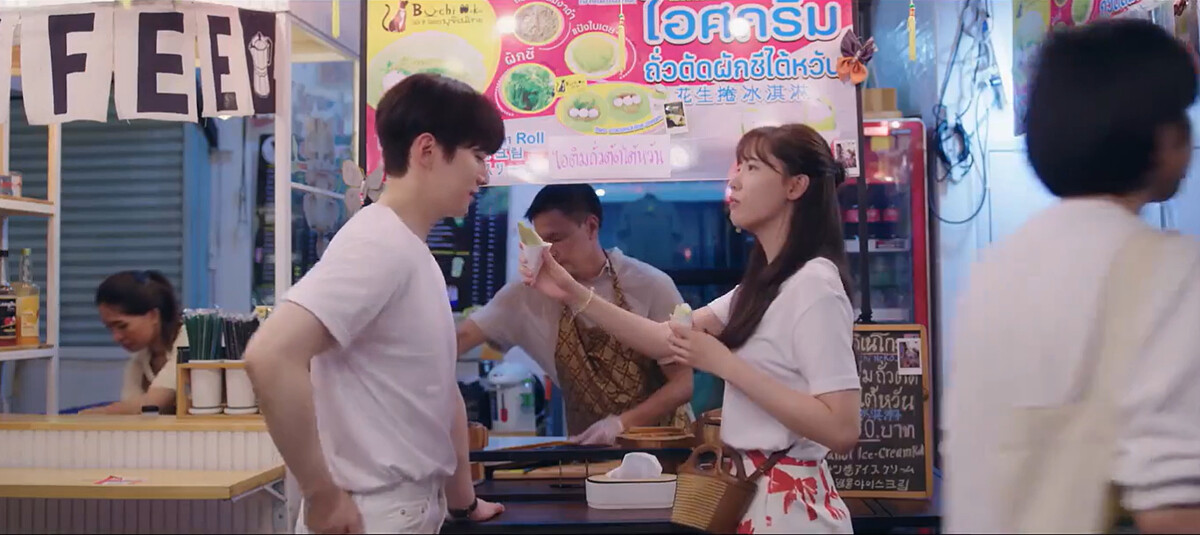 意外帶到觀光夜市裡賣著台灣花生冰淇淋捲，讓台灣網友好驚喜