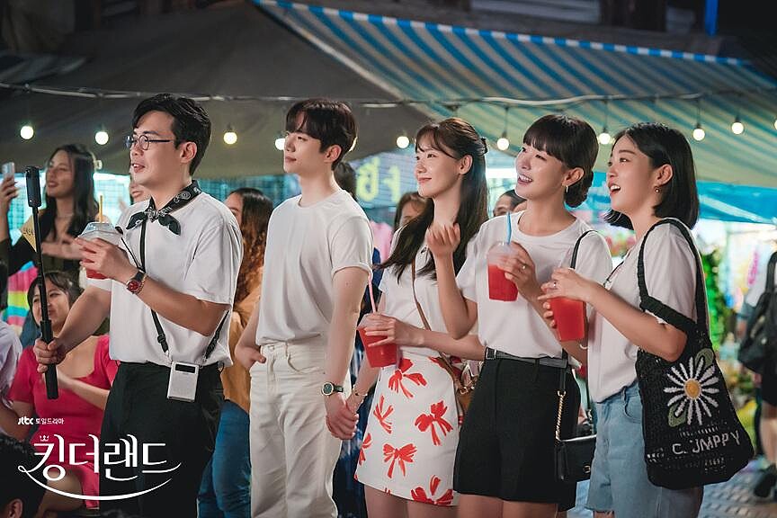 泰國旅行時，本部長(左二)就是要和嗣朗(中)牽牢牢