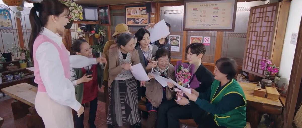 奶奶家的街坊鄰居圍繞著最佳孫女婿