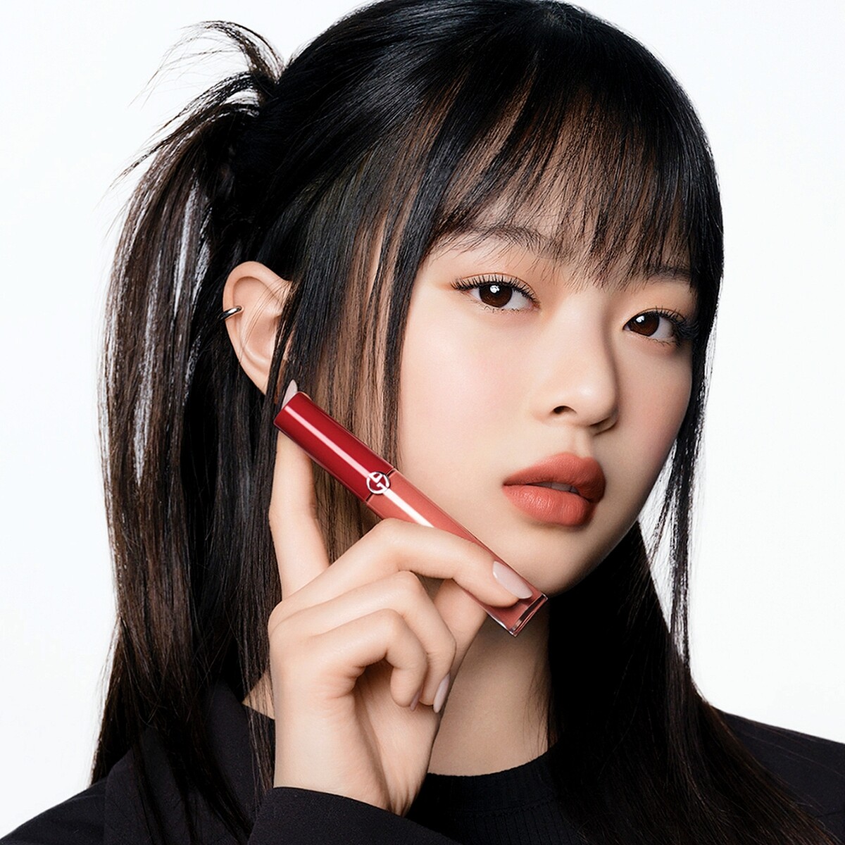 亞曼尼全球彩妝大使HANNI示範亞曼尼奢華絲絨訂製唇萃(#113悸動奶橘)。