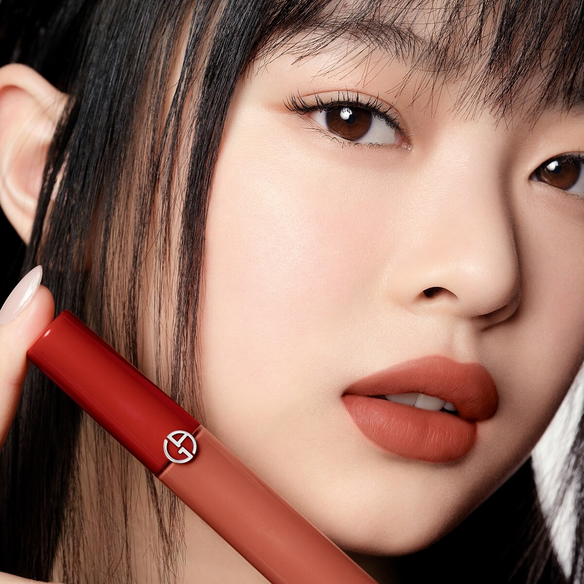 亞曼尼全球彩妝大使HANNI示範亞曼尼奢華絲絨訂製唇萃(#218曖昧裸棕)。