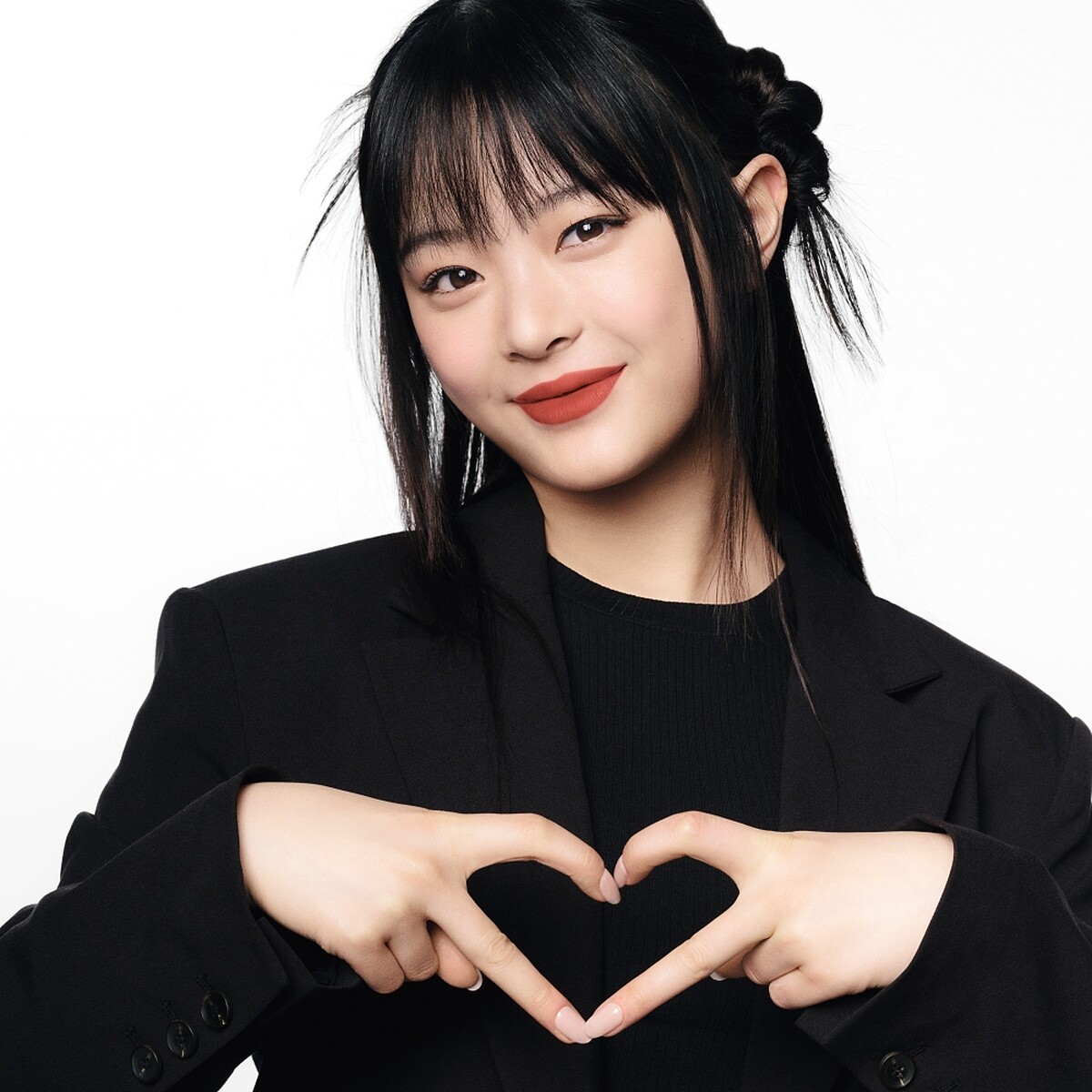 亞曼尼全球彩妝大使HANNI示範亞曼尼奢華絲絨訂製唇萃(#321熱戀粉棕)。