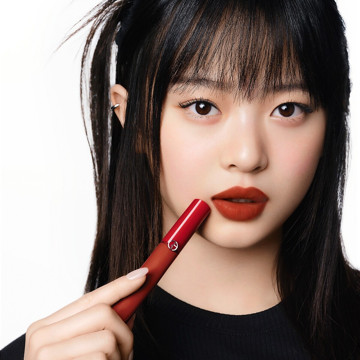 亞曼尼全球彩妝大使HANNI示範亞曼尼奢華絲絨訂製唇萃(#423誓愛磚紅)。