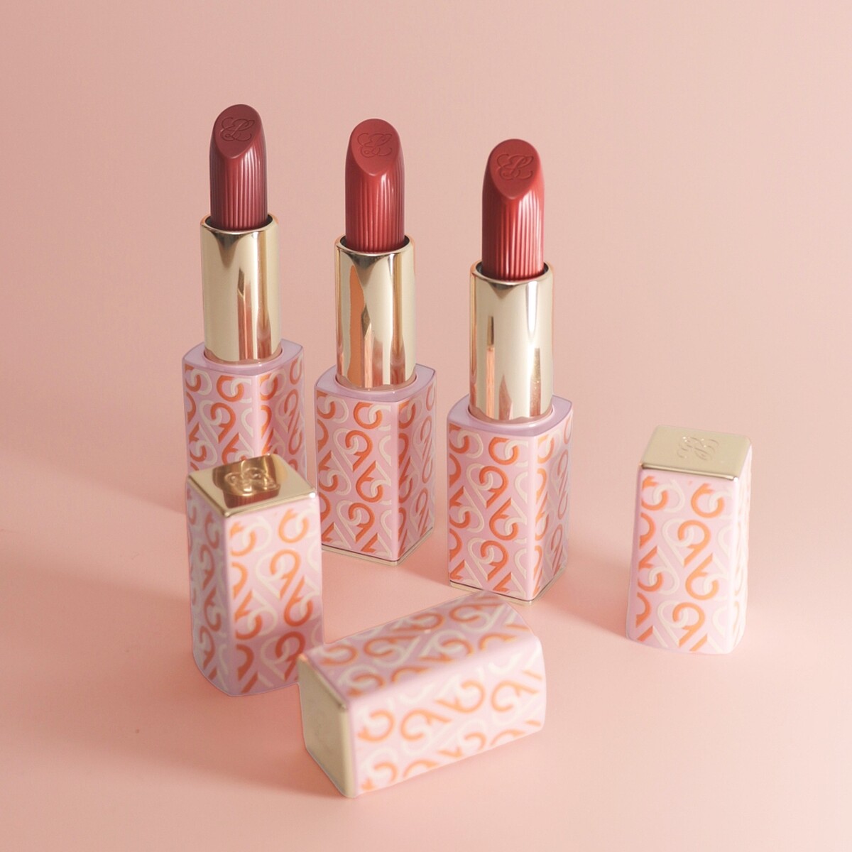 雅詩蘭黛「小金管」絕美奢潤精萃唇膏七夕推出亞洲限定水光質地,共三款清新色選。