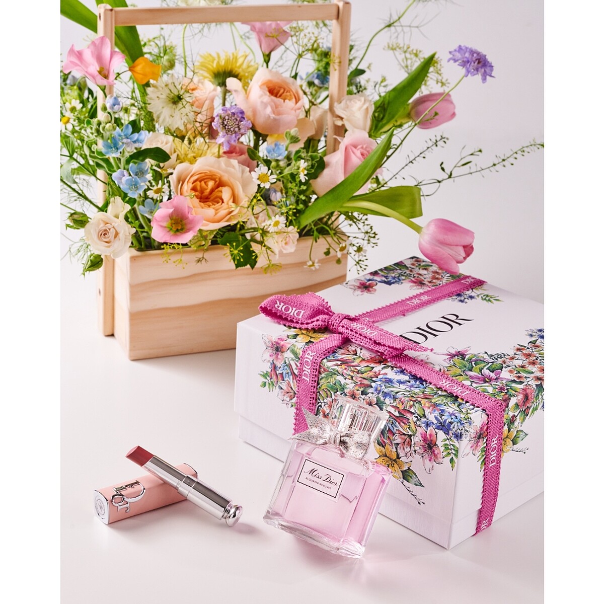 2023七夕迪奧專櫃獨家愛戀花語限量包裝服務與Miss Dior繁花愛戀限量花禮。