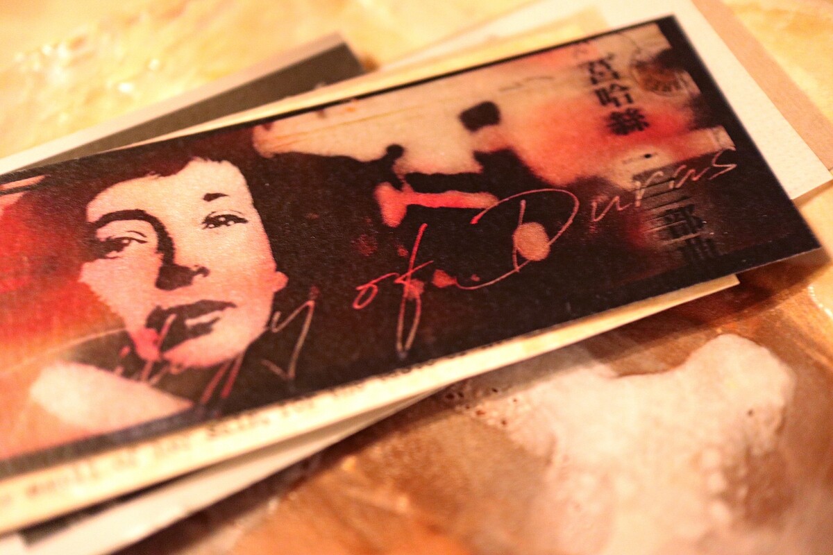 可口創造推出「藝術家餐桌系列」，最新企劃主角為法國知名作家莒哈絲。