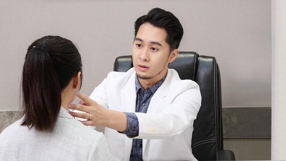 《歡迎來到王之國》潤娥顏值在線養成術─「保濕」絕對不可少！君綺醫美何志濤醫師為擁有「肌荒」問題的你解惑，原來要這樣做才能讓肌膚真補水！