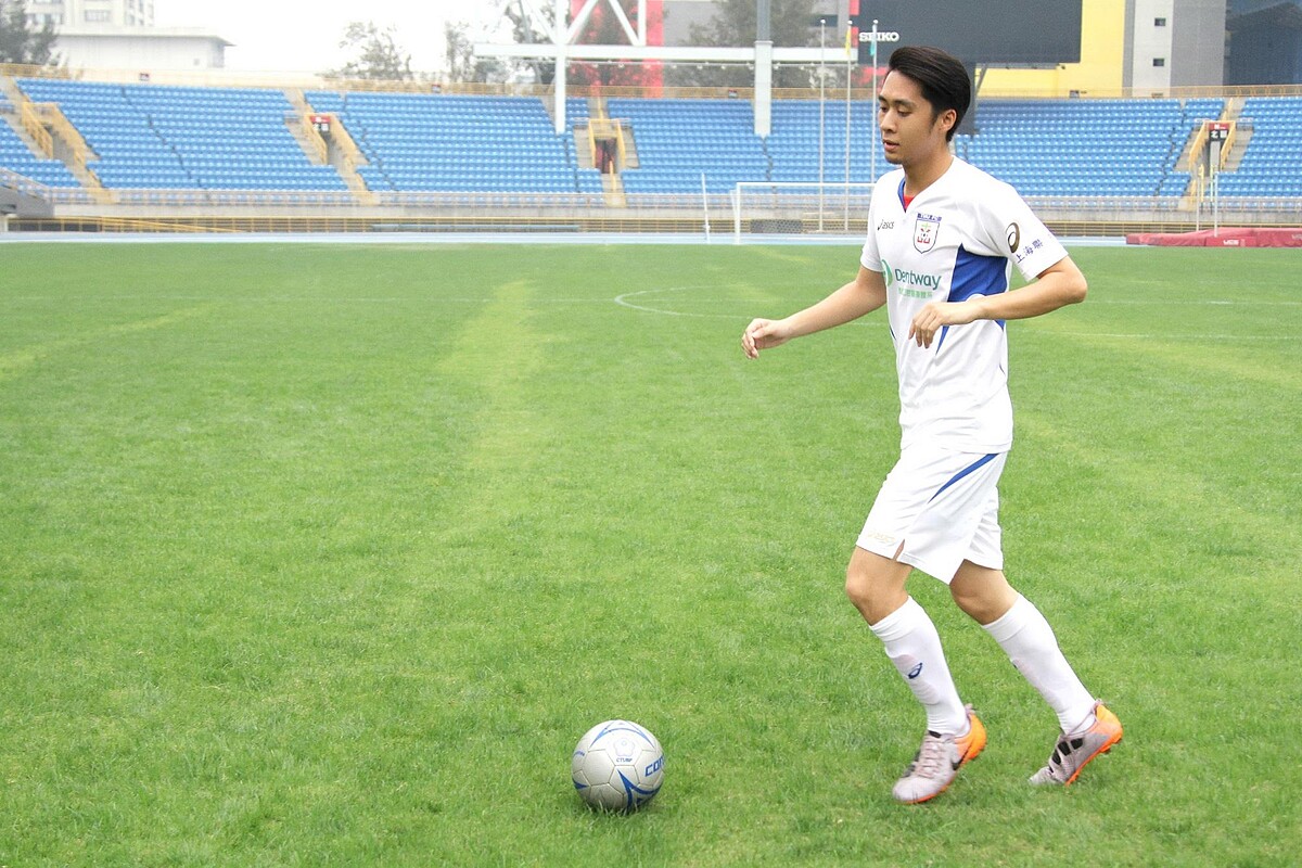 圖/何醫師本身也是一個愛運動的人，特別提醒運動時盡量以素顏為主降低對肌膚的傷害，同時也建議對自己素顏沒自信者，除了平時做好肌膚保濕外，更可以搭配「長效保濕針」效果，不僅能保水、補水，預防水分流失，還能提升肌膚明亮感，即使素顏運動肌膚還是好水亮！