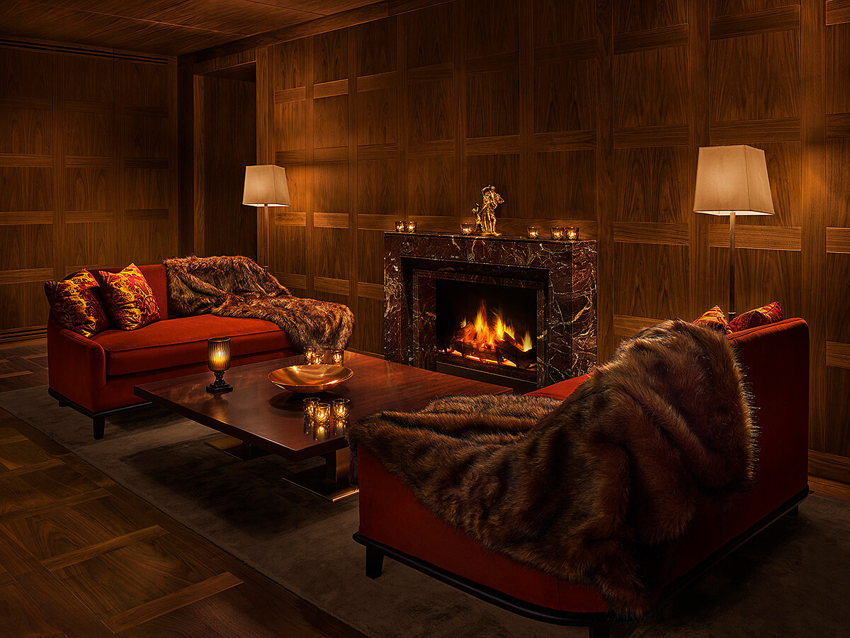 Punch Room設有以深色胡桃木為基調的酒吧和大理石壁爐，撘配特別以花梨木和深棕色皮革訂制而成的扶手椅。