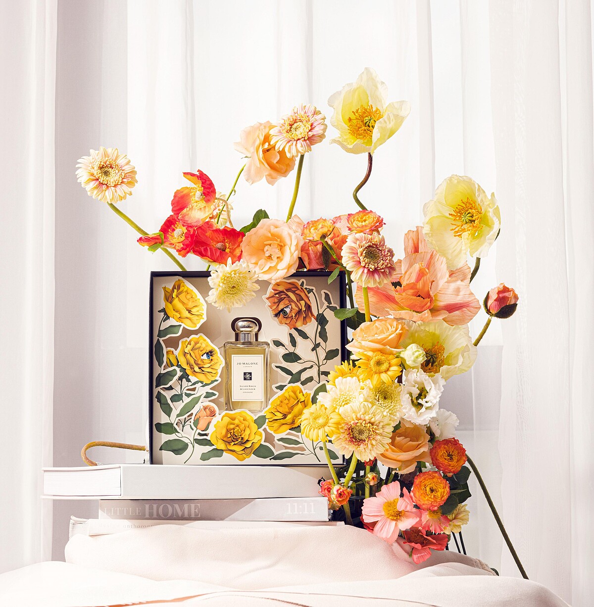 情人節限定香氛故事盒與官網限定的玫瑰刺繡布貼，充滿英式童趣又浪漫風格，展現獨一無二獻禮心意。