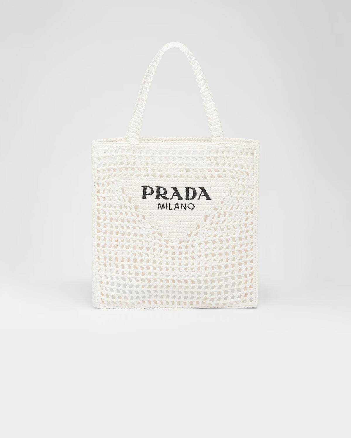 Prada 拉菲草手提包款，NT66,000。