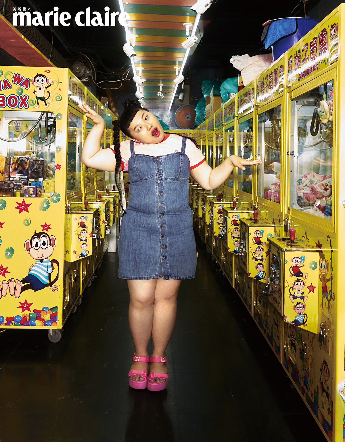 丹寧連身裙、粉色短袖上衣，both by GAP；粉色厚底涼鞋，H&M。