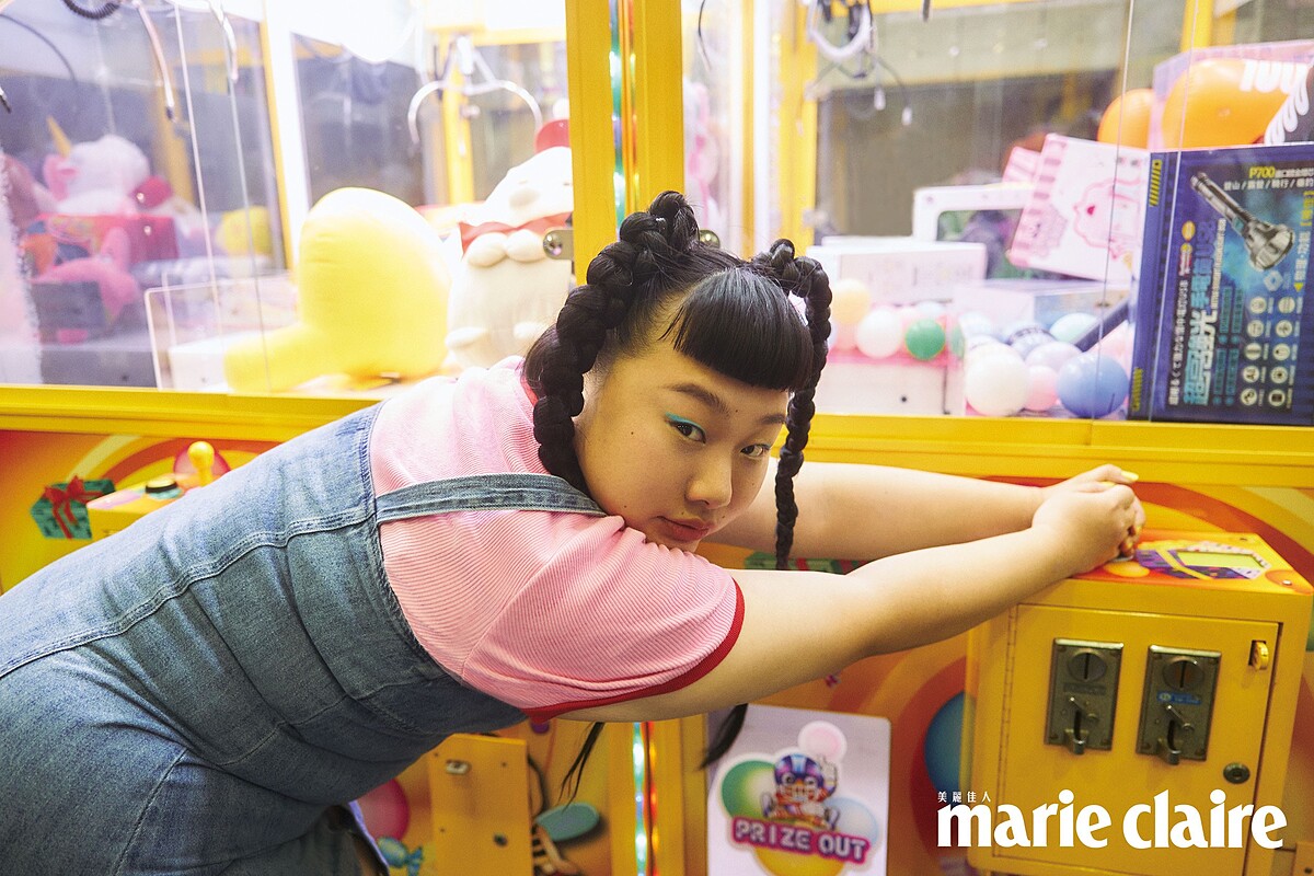 丹寧連身裙、粉色短袖上衣，both by GAP。