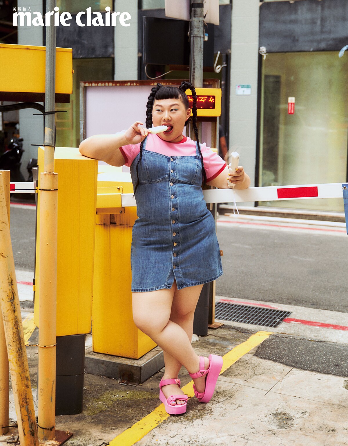 丹寧連身裙、粉色短袖上衣，both by GAP；粉色厚底涼鞋，H&M。