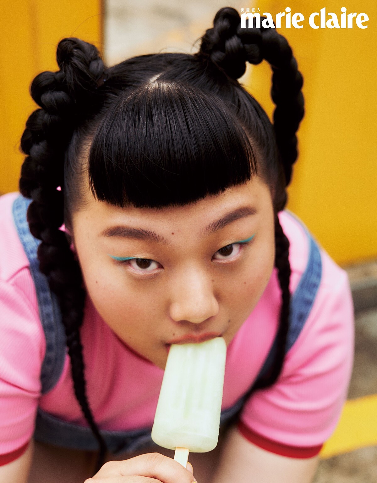 丹寧連身裙、粉色短袖上衣，both by GAP。