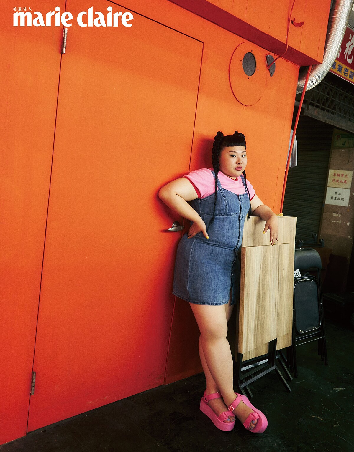 丹寧連身裙、粉色短袖上衣，both by GAP；粉色厚底涼鞋，H&M。