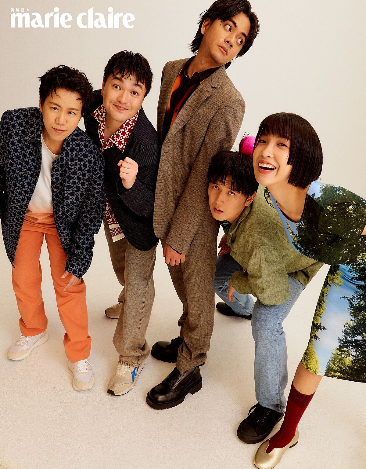 酸酸（左一）：橘色漸層踢恤、橘色長褲，both by agn&egrave;s b.。漫才少爺-太田拓郎（左二）：藍色西裝外套，agn&egrave;s b.。喬瑟夫（左三）：灰色格紋西裝外套、灰色格紋西裝長褲、火焰印花襯衫黑色高筒皮靴，all by Sandro。漫才少爺-三木奮（右二）：綠色棉麻西裝外套、印花襯衫，both by agn&egrave;s b.。怡岑（右一）：印花連身洋裝，agn&egrave;s b.。