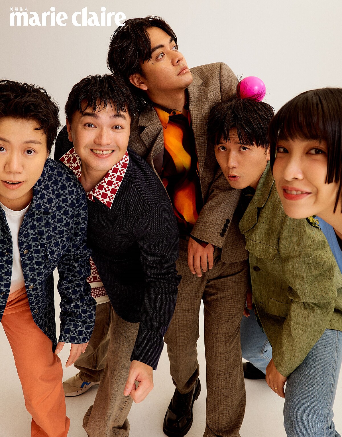 酸酸（左一）：橘色漸層踢恤、橘色長褲，both by agn&egrave;s b.。漫才少爺-太田拓郎（左二）：藍色西裝外套，agn&egrave;s b.。喬瑟夫（左三）：灰色格紋西裝外套、灰色格紋西裝長褲、火焰印花襯衫黑色高筒皮靴，all by Sandro。漫才少爺-三木奮（右二）：綠色棉麻西裝外套、印花襯衫，both by agn&egrave;s b.。怡岑（右一）：印花連身洋裝，agn&egrave;s b.。