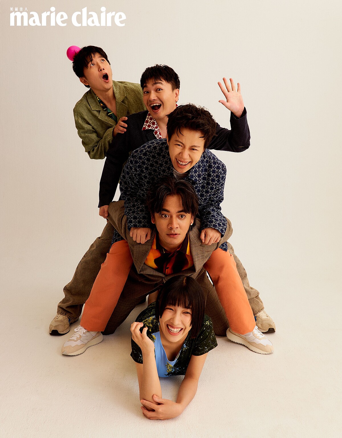 漫才少爺-三木奮（上一）：綠色棉麻西裝外套、印花襯衫，both by agn&egrave;s b.。漫才少爺-太田拓郎（上二）：藍色西裝外套，agn&egrave;s b.。酸酸（上三）：橘色漸層踢恤、橘色長褲，both by agn&egrave;s b.。喬瑟夫（下二）：灰色格紋西裝外套、灰色格紋西裝長褲、火焰印花襯衫黑色高筒皮靴，all by Sandro。怡岑（下一）：印花連身洋裝，agn&egrave;s b.。