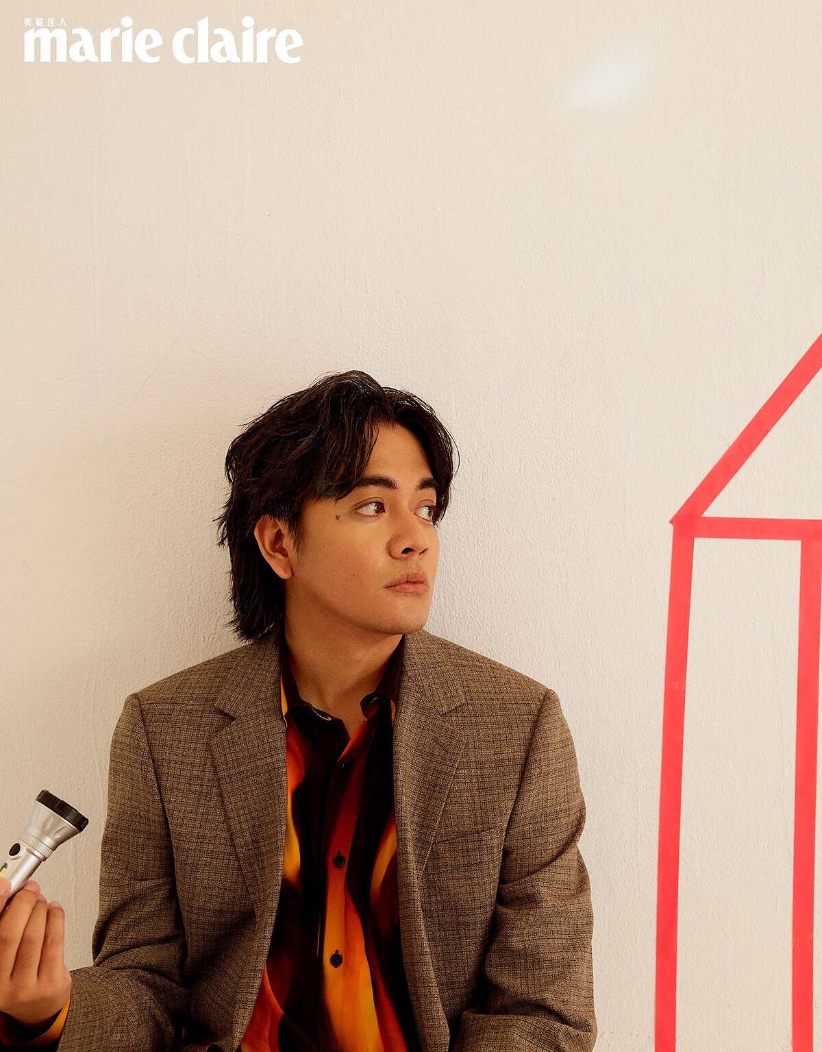 灰色格紋西裝外套、火焰印花襯衫，both by Sandro。