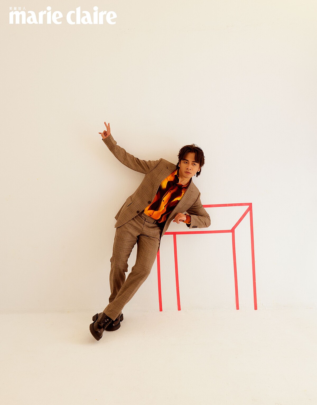 灰色格紋西裝外套、灰色格紋西裝長褲、火焰印花襯衫、黑色高筒皮靴，all by Sandro。