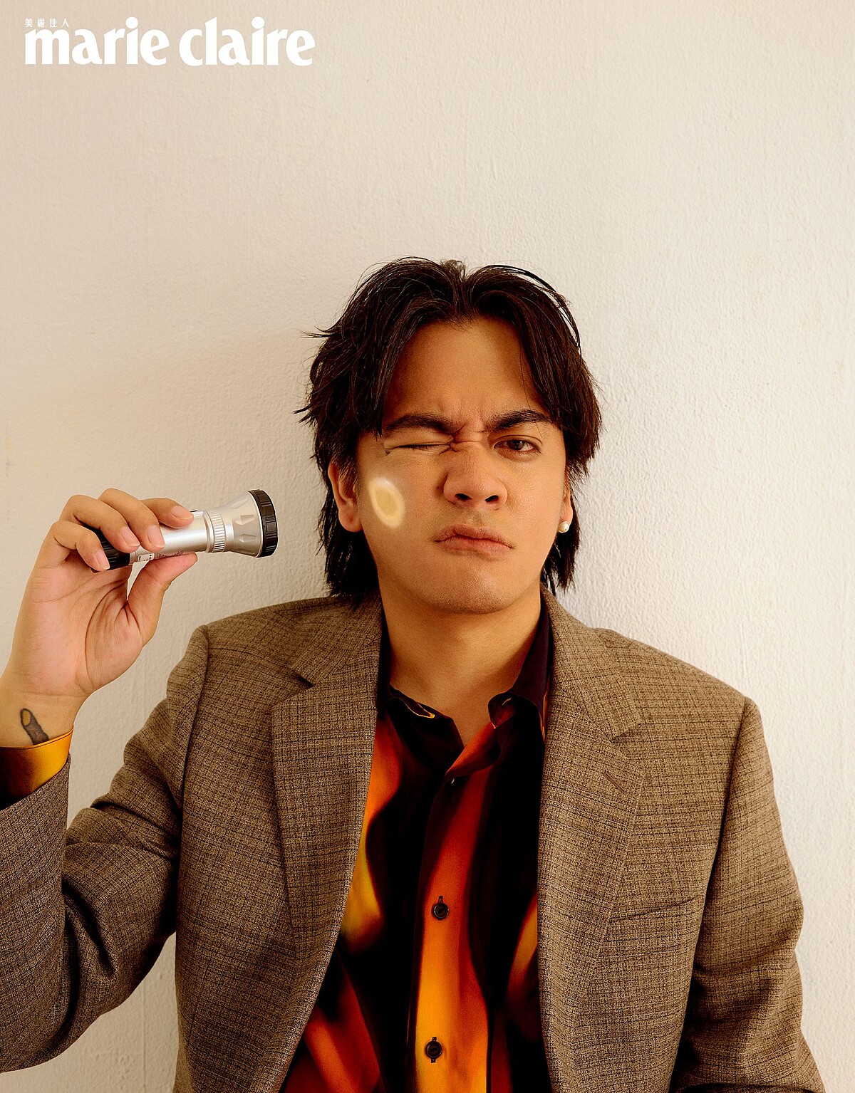 灰色格紋西裝外套、火焰印花襯衫，both by Sandro。