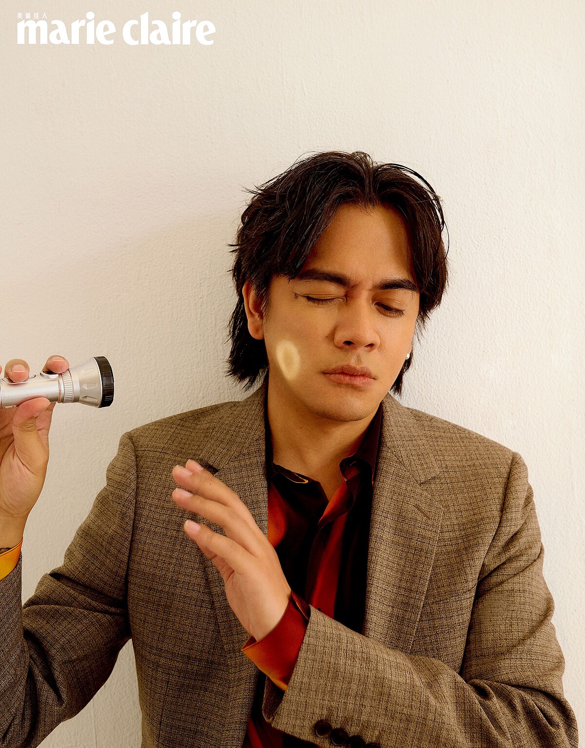 灰色格紋西裝外套、火焰印花襯衫，both by Sandro。