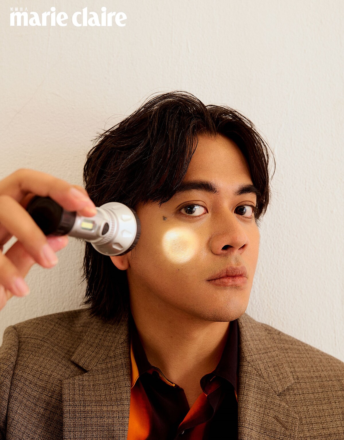 灰色格紋西裝外套、火焰印花襯衫，both by Sandro。