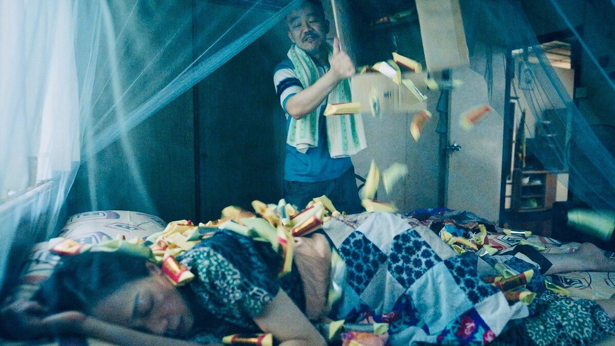 萬芳在《五月雪》因為窮盡一生找尋父兄屍骨，遭到丈夫（王竣 飾）潑灑冥紙洩憤