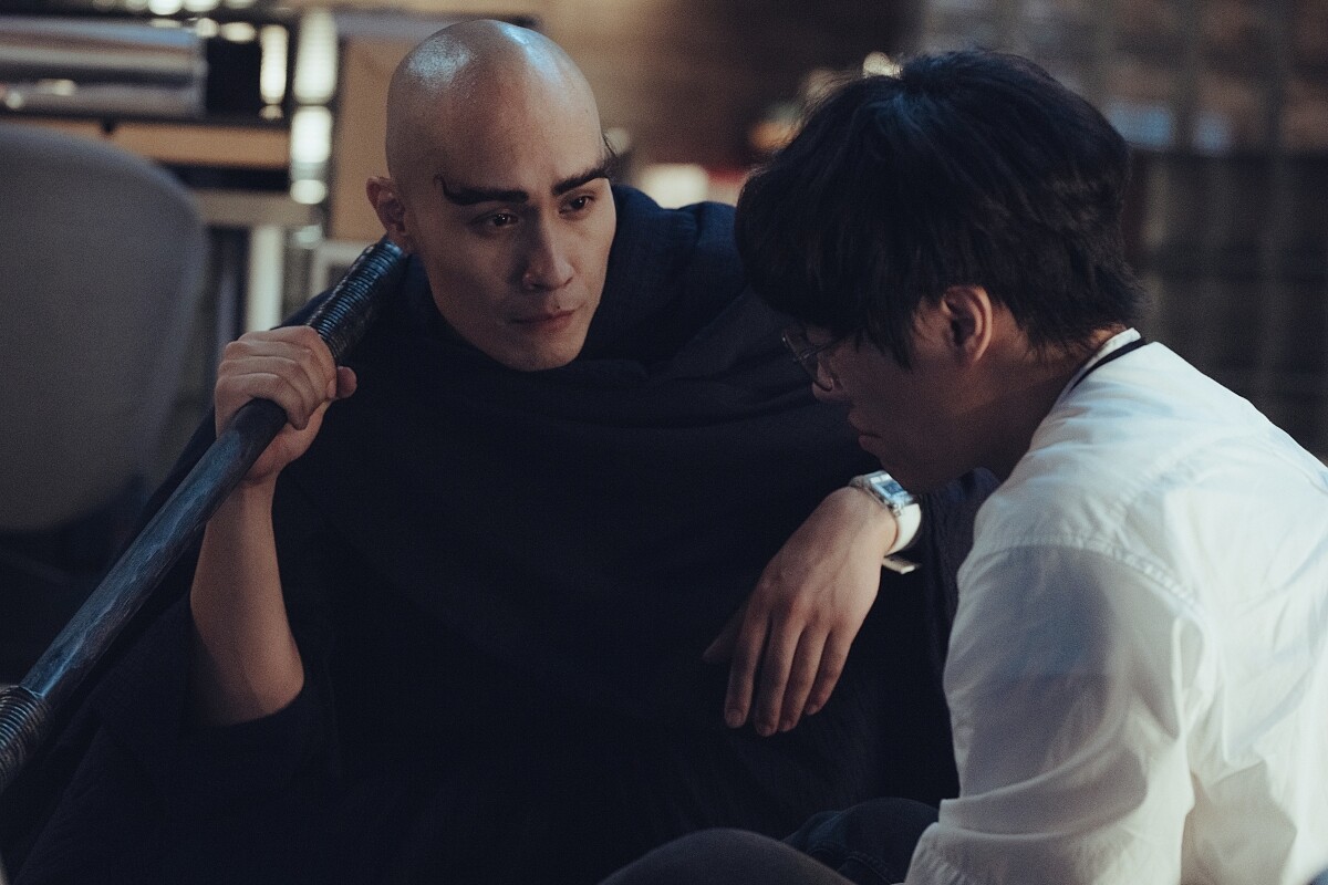 黃宣在《他馬克老闆》飾演的死神,如同《阿拉丁》神燈精靈現身之後,居然一反過往死神的樣子,還叫馬克喊他「阿死」。