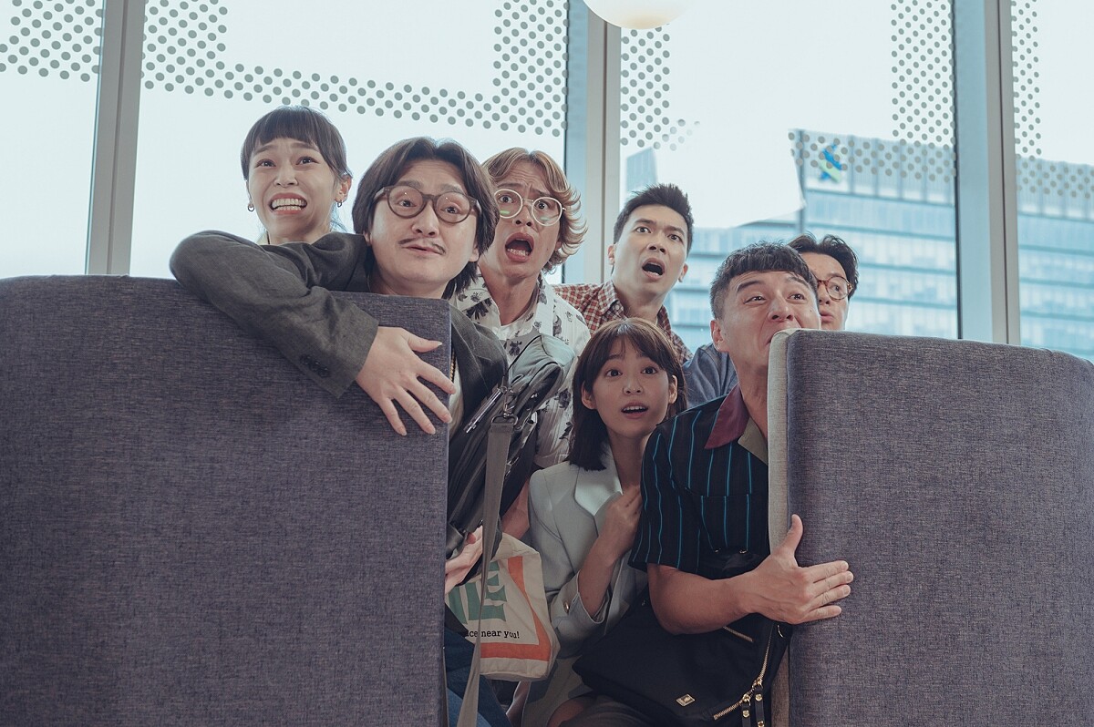 鄭人碩、黃鐙輝、旺福小民、江齊、游小白、盛平、楊傑宇在《他馬克老闆》片中飾演各種不同類型的辦公室同事。