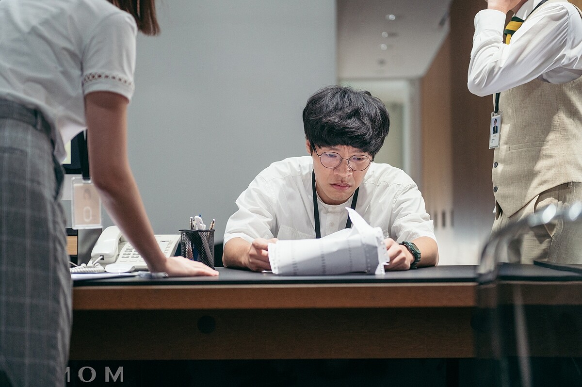 盧廣仲在《他馬克老闆》片中化身辦公室社畜馬克,面對老闆不斷交待新的事情、老鳥不想做的都丟給菜鳥的「辦公室文化」,辦公桌上堆積如山的文件,工作根本沒有做完的一天,令人崩潰。