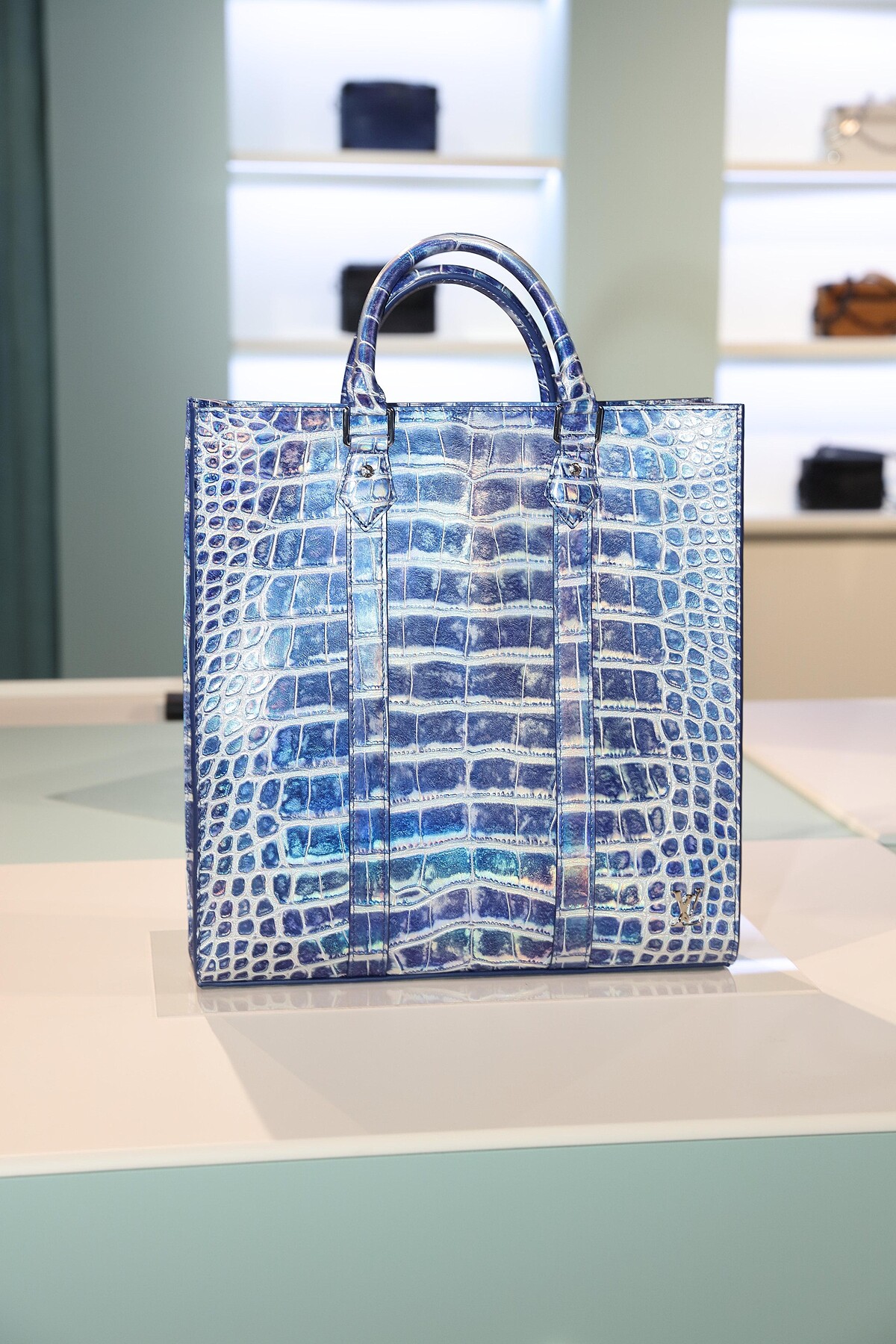 【冰晶藍色Frozen Blue】Sac Plat NT$1,490,000。