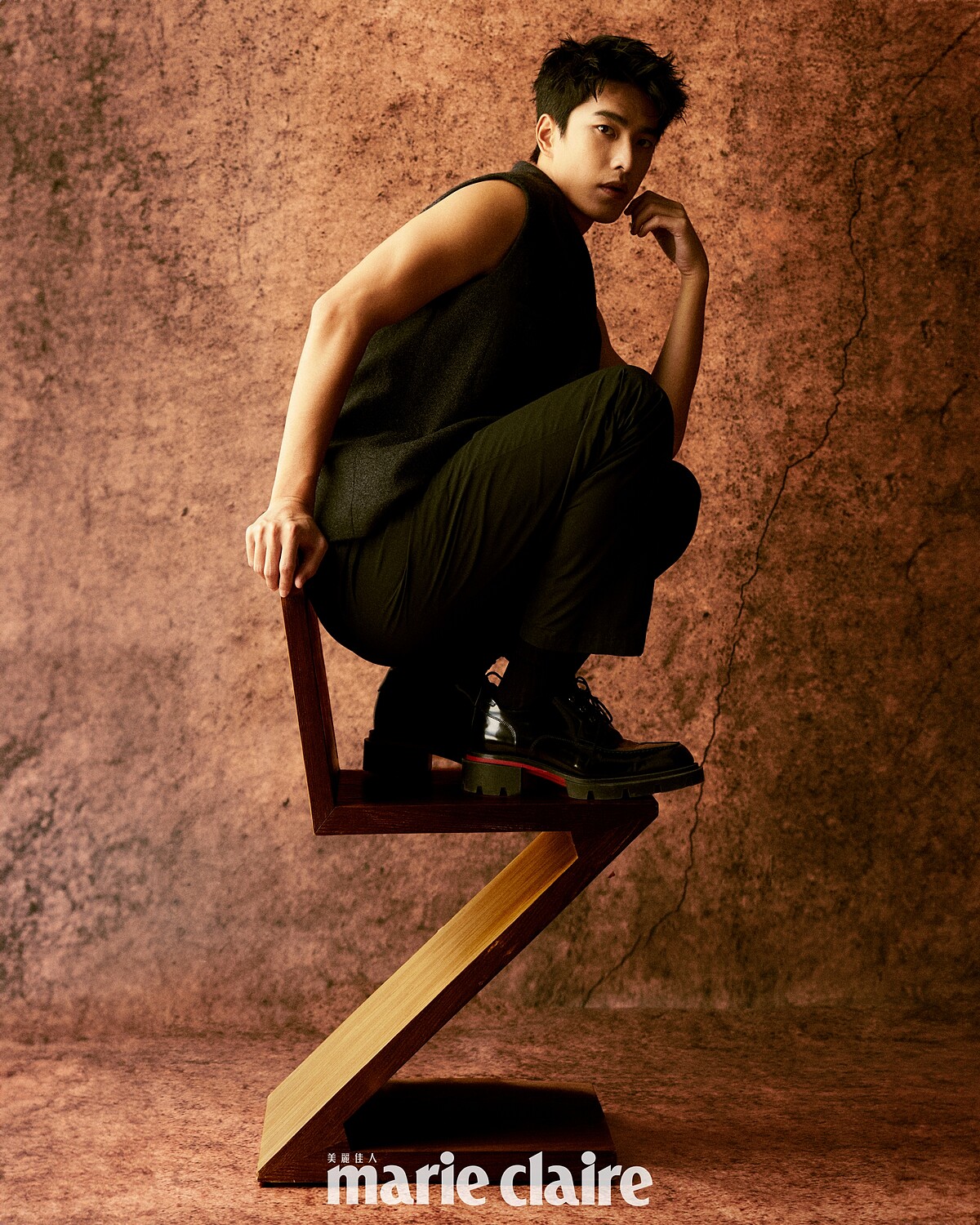 黑灰色羊毛西裝背心、黑色無袖上衣、黑色尼龍長褲，all by Peter Wu；黑色皮鞋，Christian Louboutin。