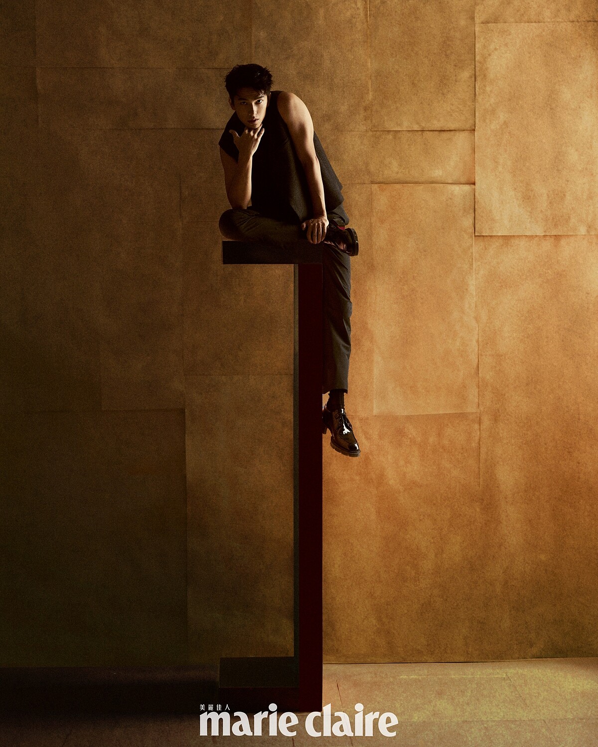 黑灰色羊毛西裝背心、黑色無袖上衣、黑色尼龍長褲，all by Peter Wu；黑色皮鞋，Christian Louboutin。