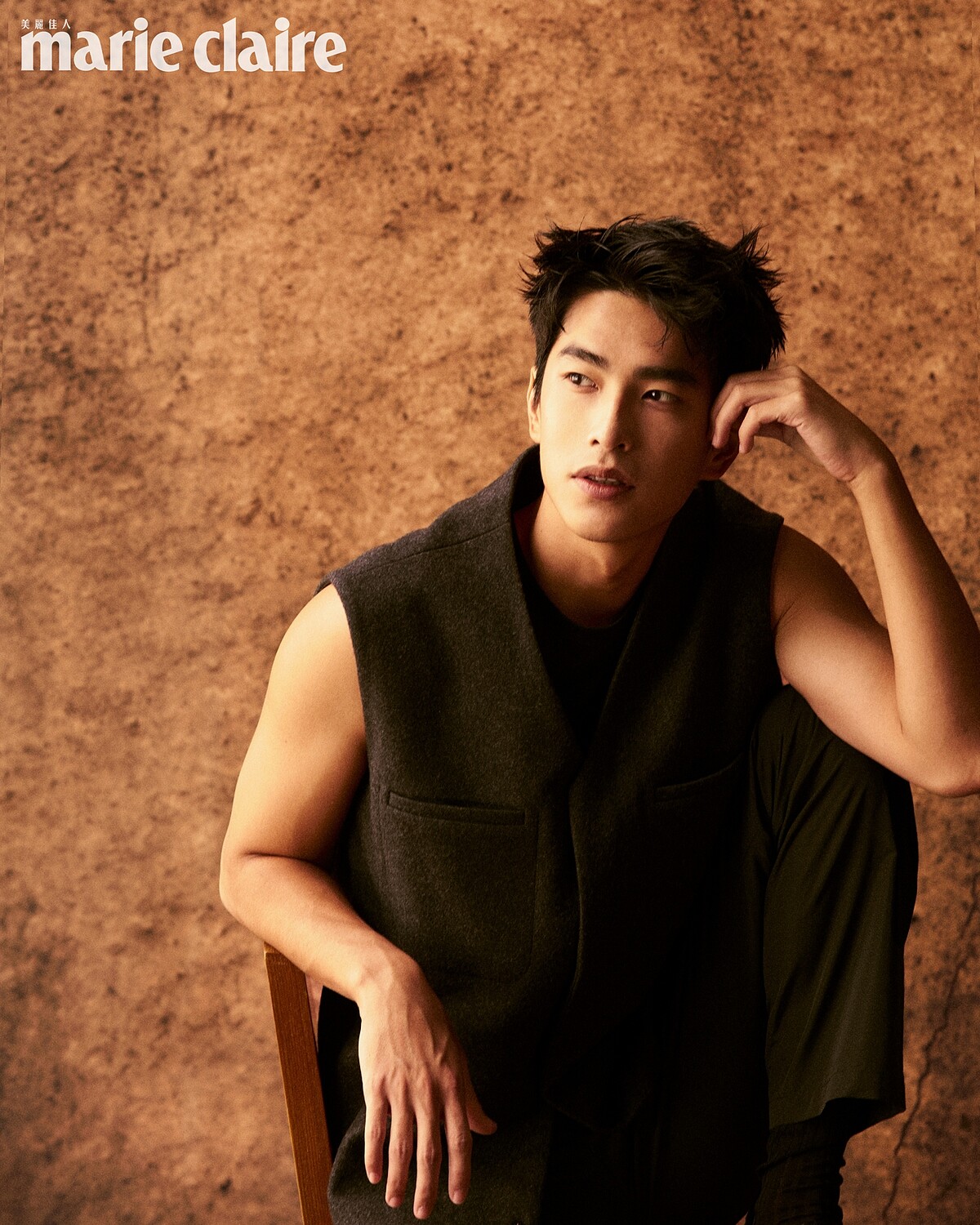 黑灰色羊毛西裝背心、黑色無袖上衣、黑色尼龍長褲，all by Peter Wu。