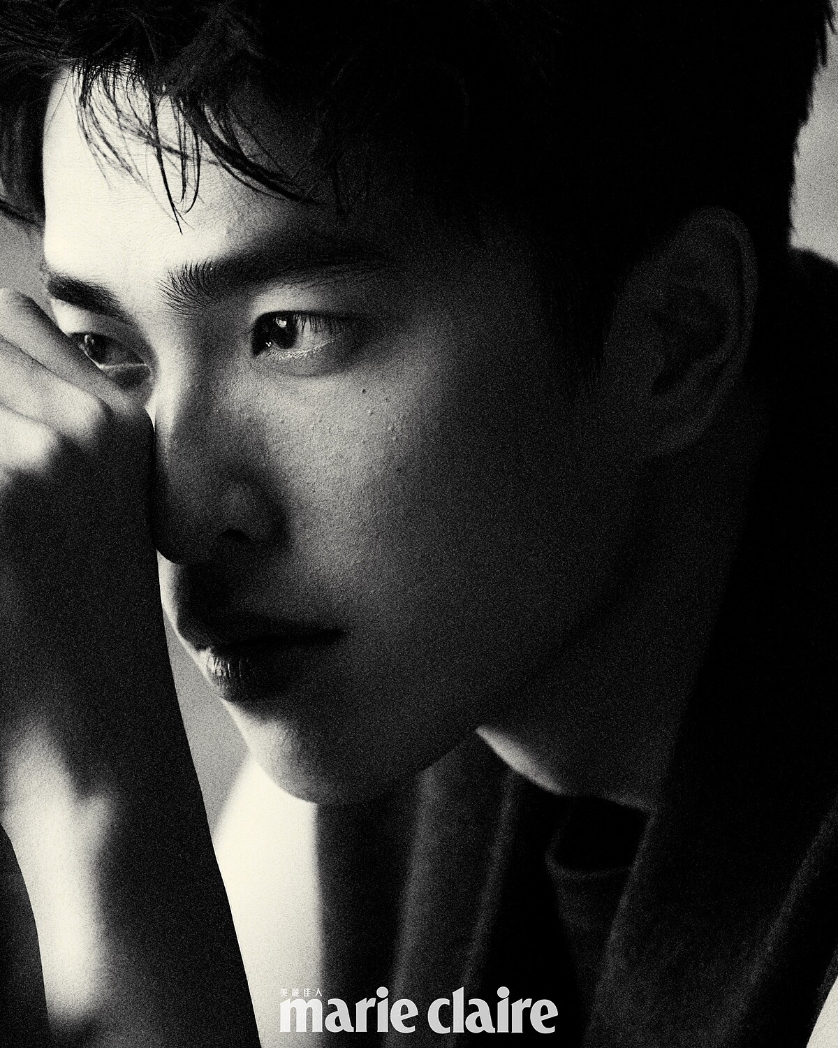 黑灰色羊毛西裝背心、黑色無袖上衣，both by Peter Wu。