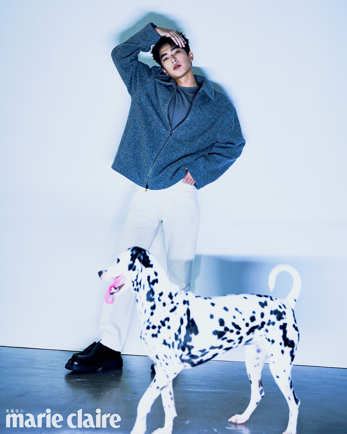 灰色羊毛外套、灰色無袖上衣、白色丹寧長褲，all by Peter Wu；咖啡色皮鞋，Prada。