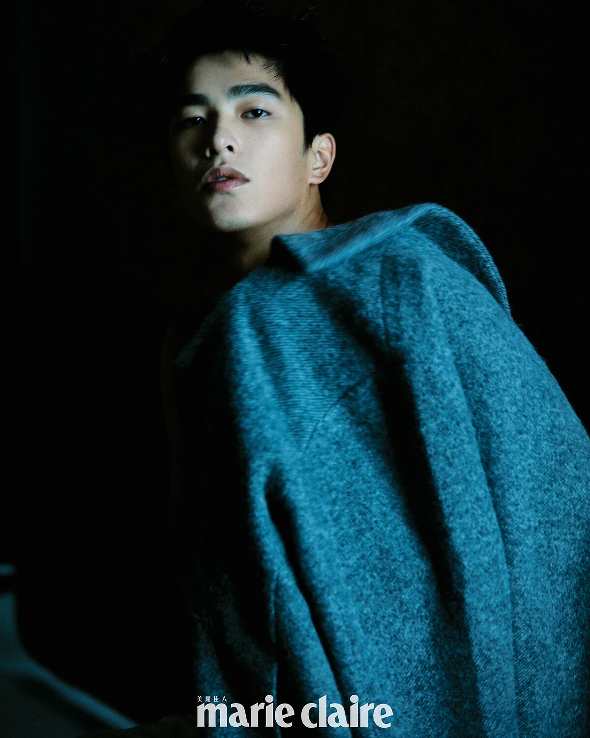 灰色羊毛外套、灰色無袖上衣，both by Peter Wu。