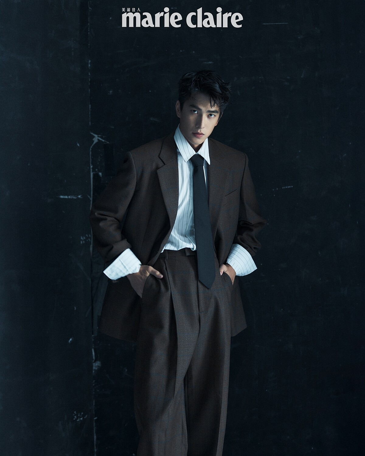 咖啡色西裝外套、咖啡色西裝長褲、白色條紋襯衫、黑色領帶，all by Bottega Veneta。