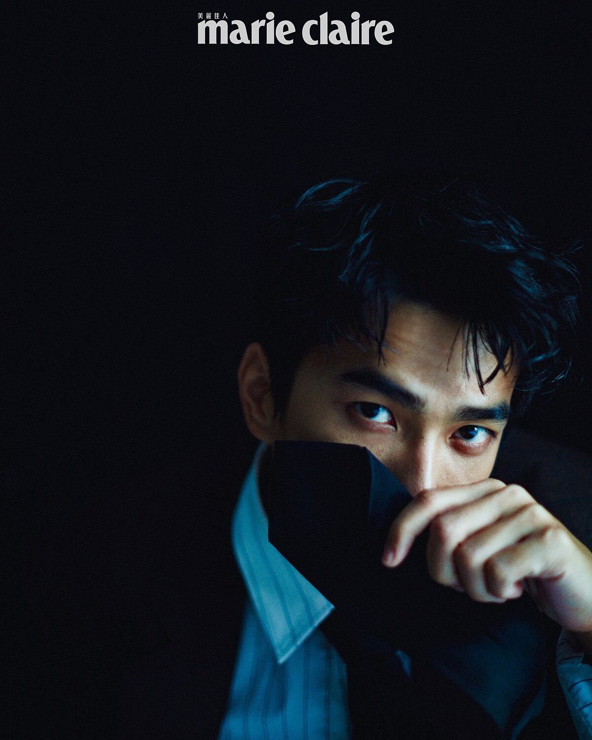 咖啡色西裝外套、白色條紋襯衫、黑色領帶，all by Bottega Veneta。