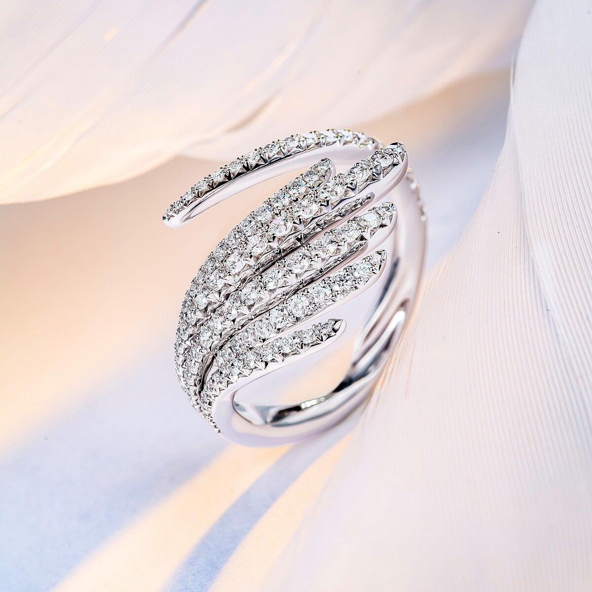 Hearts On Fire 全新Vela系列鑽戒。